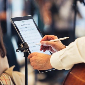 Le CMBV et Newzik développent l’édition de partitions critiques numériques
